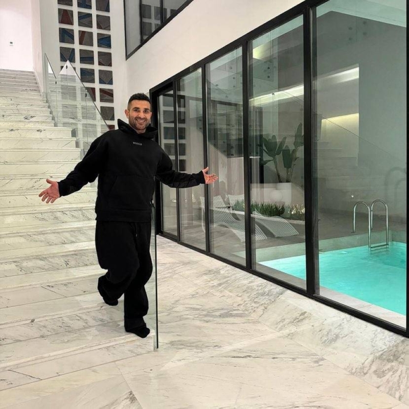 شاهد… الفنان المصري أحمد سعد ينشر صور من منزل في الرياض.. ويعلق: أنا في بيتي  واحد من سلسلة عطاءات المملكة