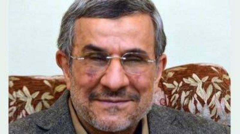 بعد اختفائه لعدة أشهر..شاهد : أحمدي نجاد في أحدث ظهور بملامح غريبة وكدمات على وجهه