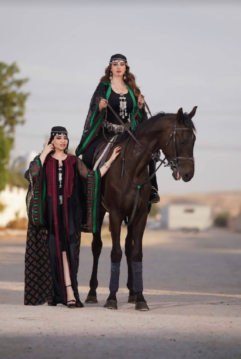 بالصور: عرض  مصممة الأزياء السعودية "نفلاء العتيبي " استعدادا ليوم التأسيس