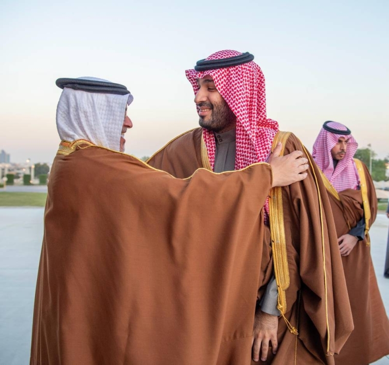 شاهد : ولي عهد البحرين يصل الرياض وولي العهد‬⁩ في مقدمة مستقبليه