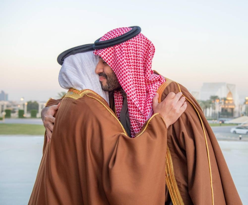 شاهد : ولي عهد البحرين يصل الرياض وولي العهد‬⁩ في مقدمة مستقبليه