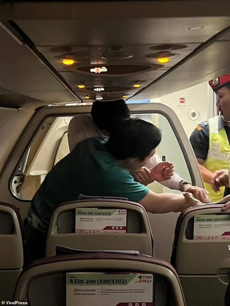 شاهد.. سائح كندي يحاول فتح باب طائرة أثناء إقلاعها في تايلاند بعد إصابته بنوبة ذعر