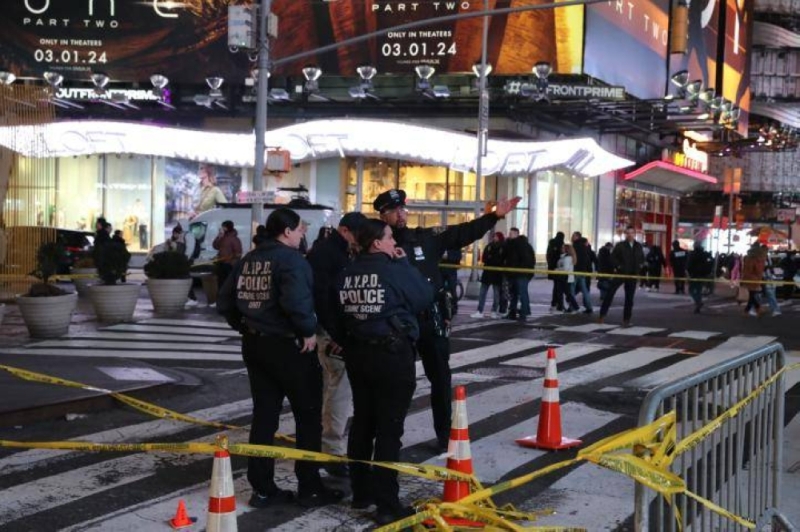 شاهد.. لص يطلق النار على امرأة حاولت تمنعه من السرقة داخل متجر في نيويورك