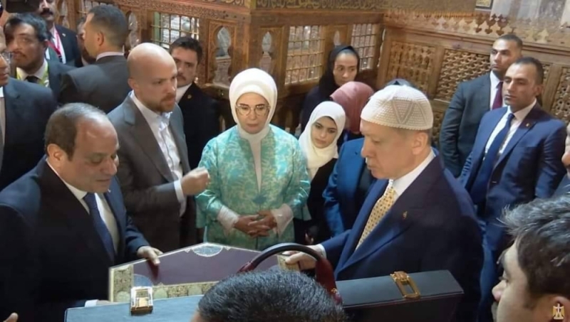 شاهد: السيسي‬⁩ يصطحب ⁧‫أردوغان‬⁩ في زيارة إلى مسجد وضريح الإمام الشافعي في ⁧‫القاهرة‬⁩  
‏