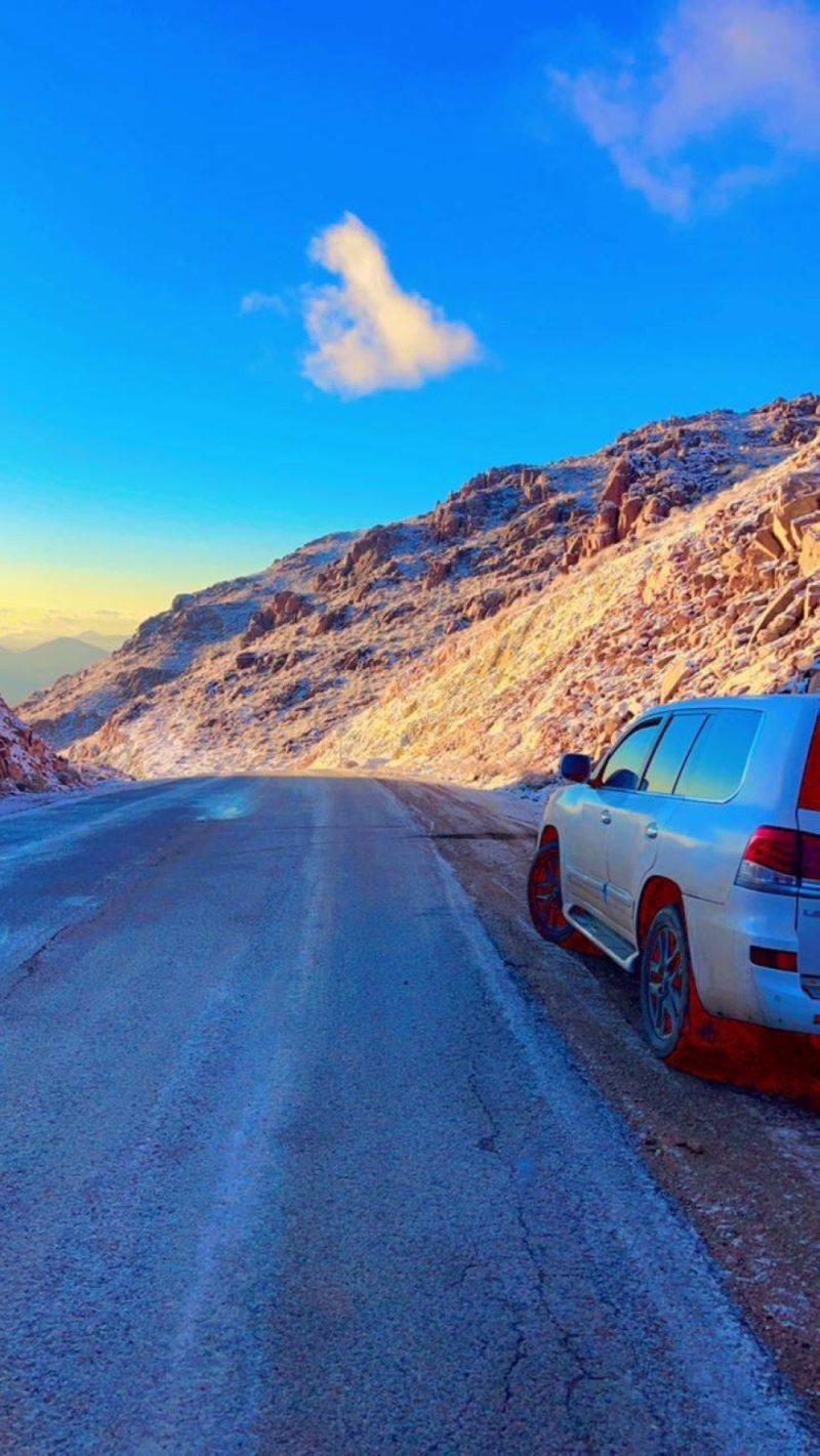 شاهد.. مواطن يوثق لحظة تساقط الثلوج على الطرق بمنطقة جبل اللوز في تبوك (فيديو وصور)