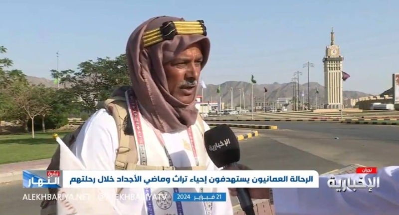 بالفيديو... رحالة عماني يروي كواليس سيرهم 52 يوما على الأقدام  للمشاركة في احتفالات يوم التأسيس