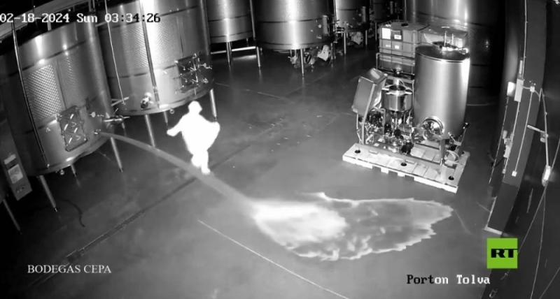 شاهد: شخص يقتحم معمل نبيذ ويفتح الخزانات على الأرض.. وكاميرا المراقبة توثق ما حدث