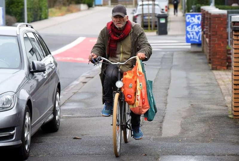 بالصور: قصة غريبة لمليونير ألماني يتجول في الشوارع بدراجة للبحث عن طعام في براميل القمامة !