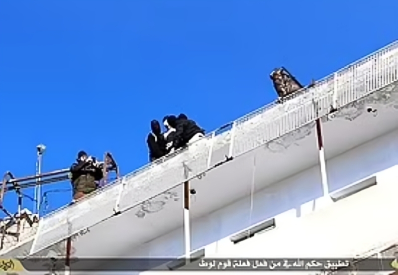 شاهد.. طالبان تعدم رجلين رميا بالرصاص أمام حشد من المتفرجين في ملعب كرة قدم