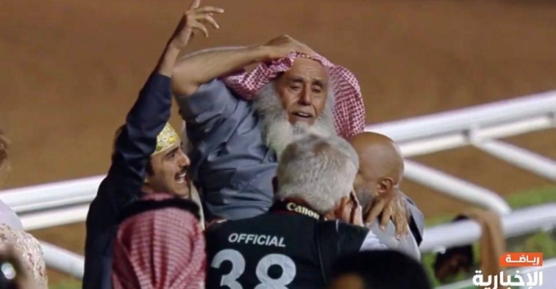 شاهد: لحظة فرحة المدرب "حمد آل رشيد" مدرب الجواد الفائز بـ ⁧‫ كأس السعودية‬⁩ 2024