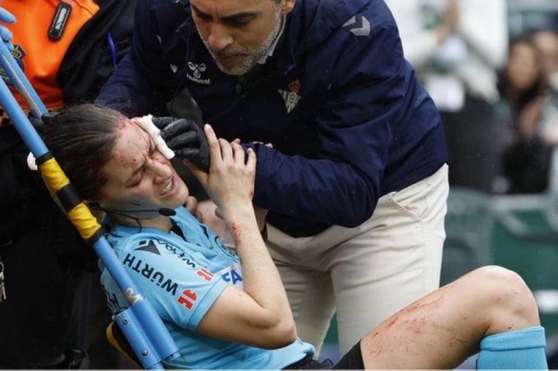 شاهد : استبدال حكمة بعد تعرضها لإصابة بالغة أثناء مباراة في الدوري الإسباني