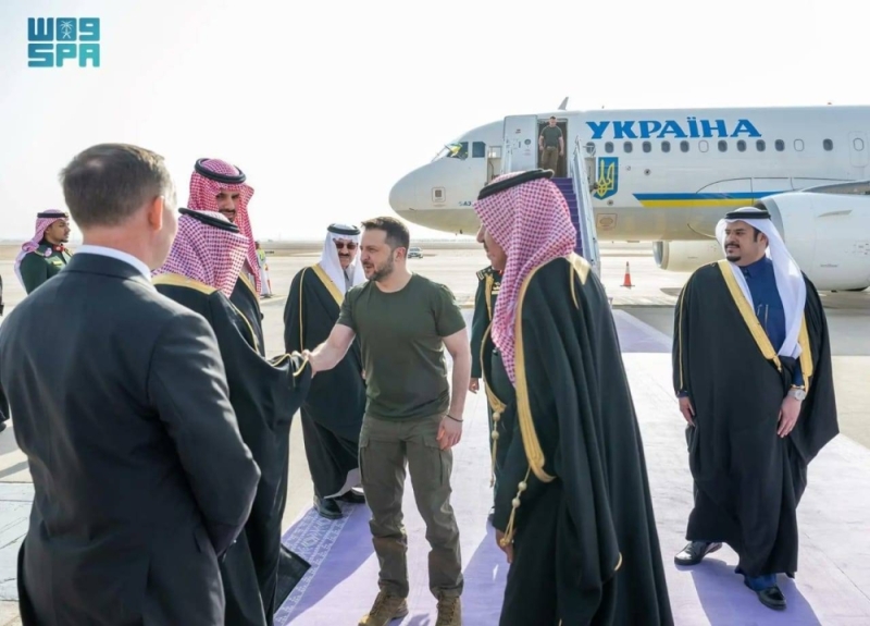 شاهد.. لحظة وصول الرئيس الأوكراني إلى الرياض وفي مقدمة مستقبليه نائب أمير المنطقة