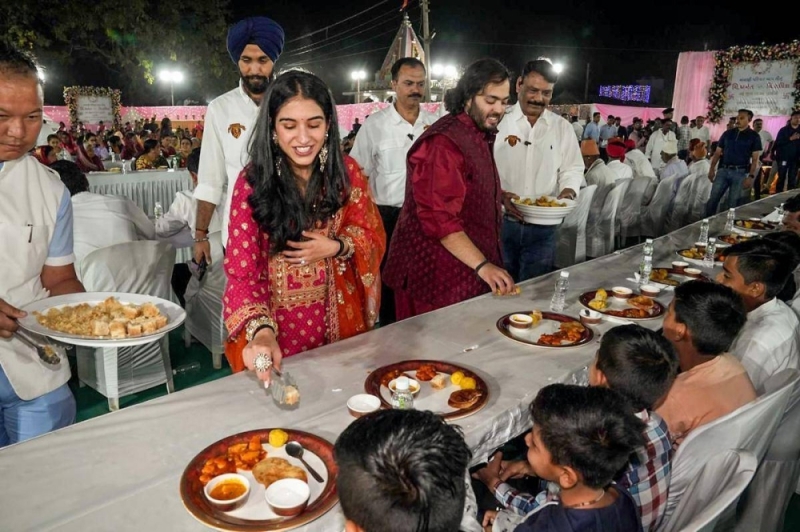 بدأ بإطعام 50  ألف شخص ويقام على مساحة 3 آلاف متر .. شاهد : استعدادت حفل زفاف نجل أغنى رجل في الهند