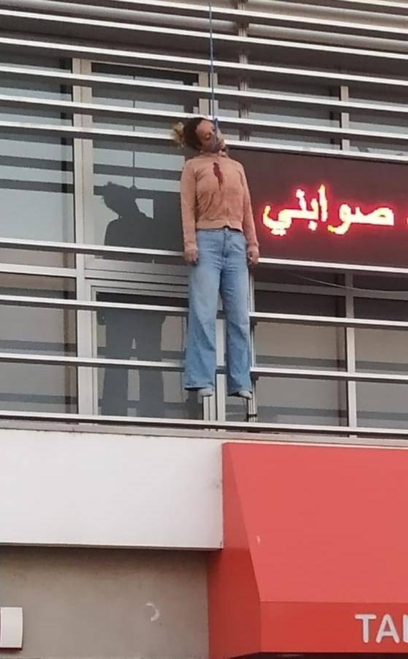 بالصور.. انتحار فتاة شنقا من نافذة بالطابق الرابع في عمارة بالمغرب