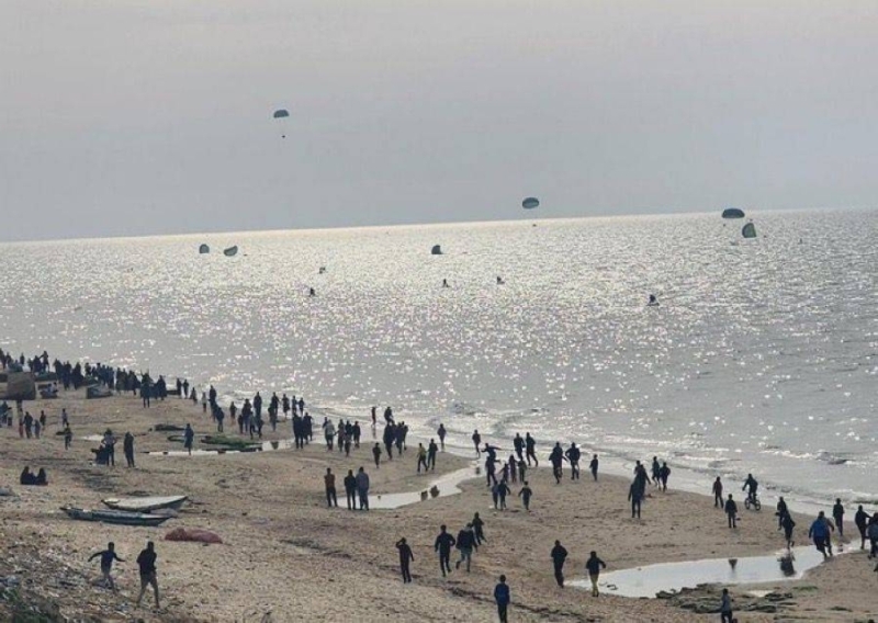 شاهد.. سكان غزة يركضون لتلقف مساعدات إنسانية أسقطتها أمريكا بالإنزال الجوي على ساحل رفح