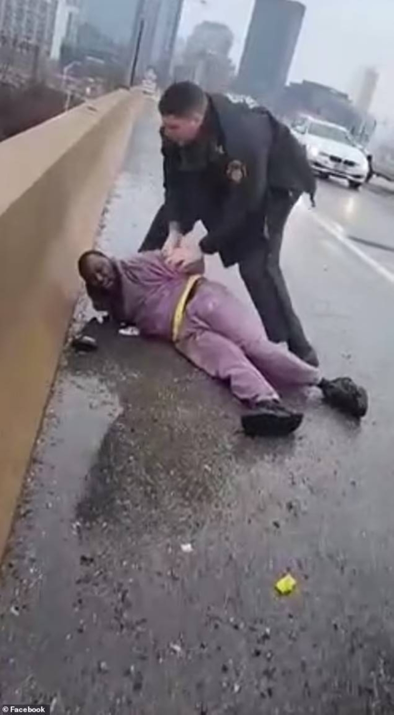شاهد.. شرطي أمريكي يعتدي على رجل من "أصول إفريقية" في ولاية فيلادلفيا