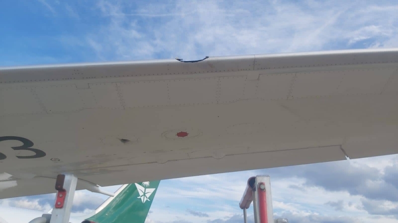 شاهد: طائر يصطدم بجناح طائرة لـ"الخطوط السعودية" ‬⁩بعد إقلاعها من مطار هيثرو ويحدث فجوة كبيرة في الجناح