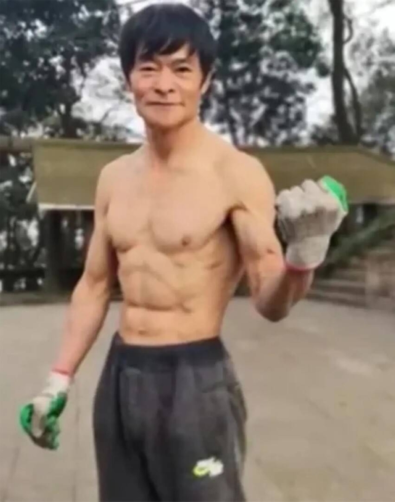 بالصور : سبعيني صيني بمظهر شاب ولياقة بدنية عالية يكشف سر شبابه الدائم