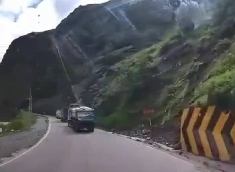 في لمح البصر .. شاهد: صخرة ضخمة تسحق شاحنة على طريق سريع