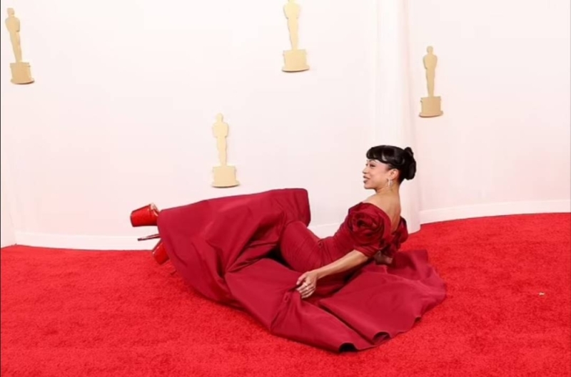 شاهد.. لحظة سقوط الممثلة الأمريكية ليزا كوشي على السجادة الحمراء