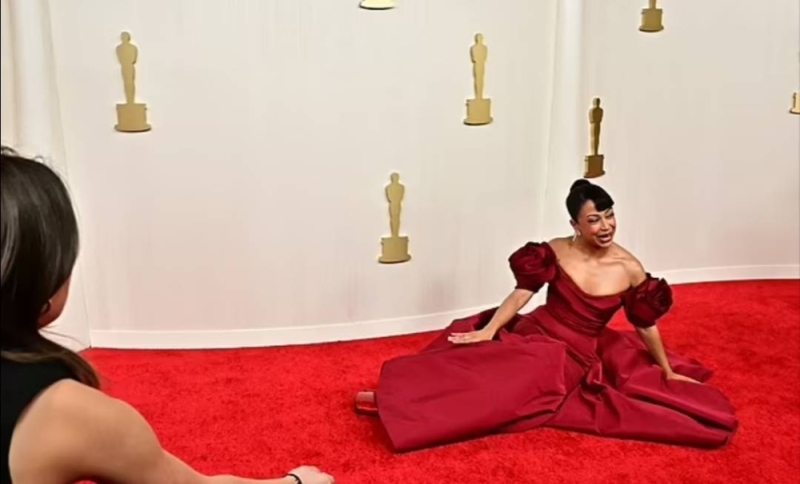 شاهد.. لحظة سقوط الممثلة الأمريكية ليزا كوشي على السجادة الحمراء