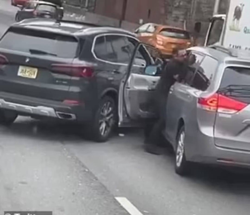 شاهد.. أمريكي يعتدي على مسن صيني ويدهسه بسيارته بعد مشادة بينهما على الطريق