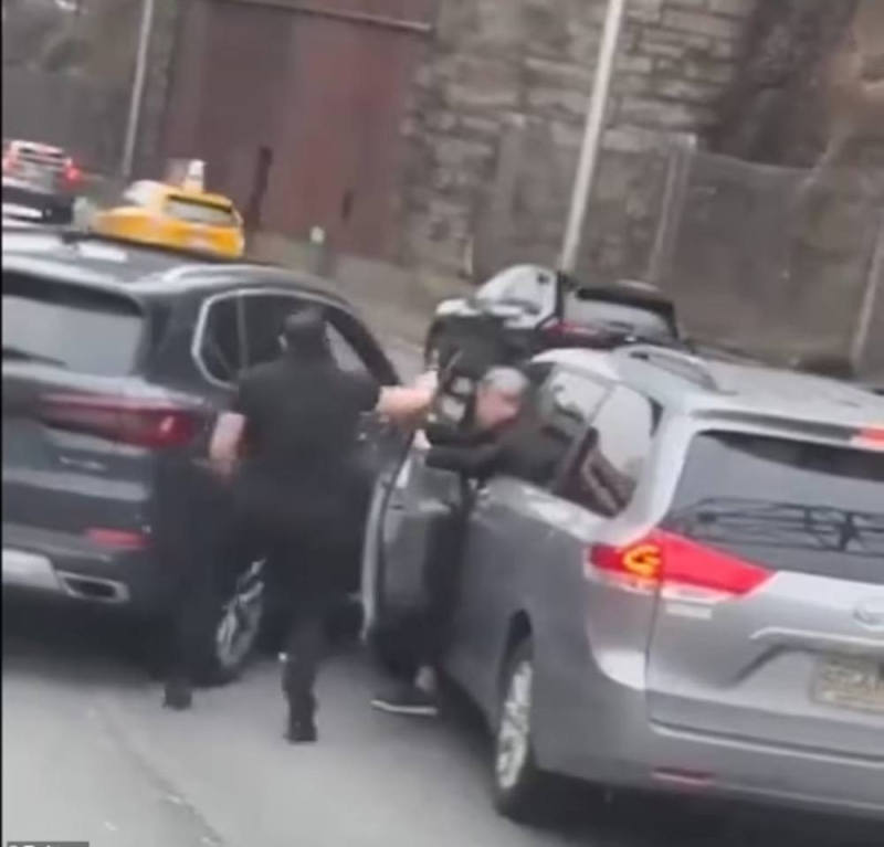 شاهد.. أمريكي يعتدي على مسن صيني ويدهسه بسيارته بعد مشادة بينهما على الطريق