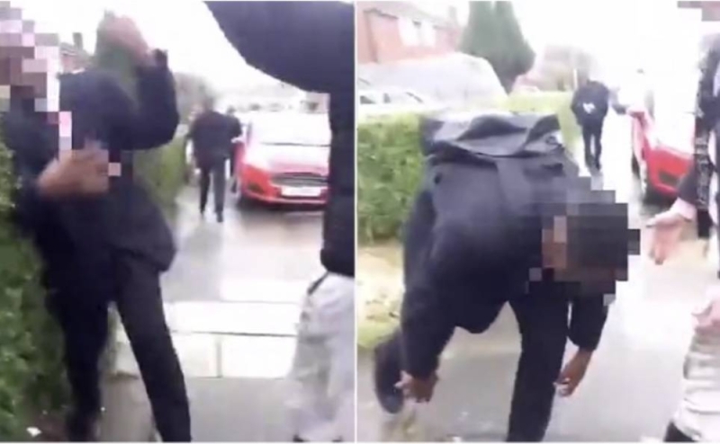 شاهد.. رجل أبيض يضرب طالب أسود ويجبره على تقبيل حذائه وسط شارع في بريطانيا