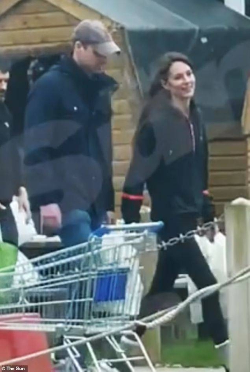 تبدو سعيدة وتبتسم… شاهد: أول ظهور للأميرة" كيت ميدلتون " مع الأمير ويليامز وهي تخرج من متجر بعد أسابيع من اختفائها