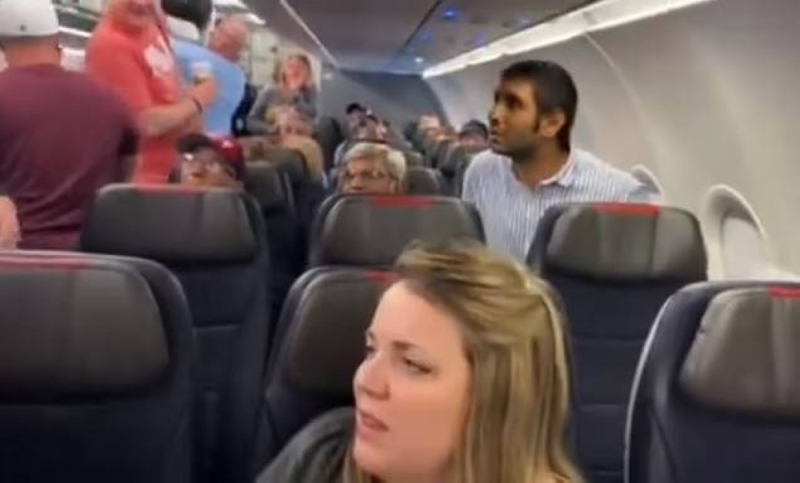 شاهد: مشاجرة على طائرة أمريكية وإخراج راكب أساء لمضيفة