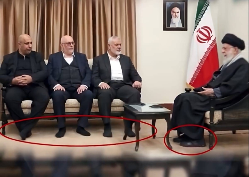 شاهد: صورة اجتماع قادة حماس مع خامنئي وهم "حفاة الأقدام"⁣ تثير الجدل!