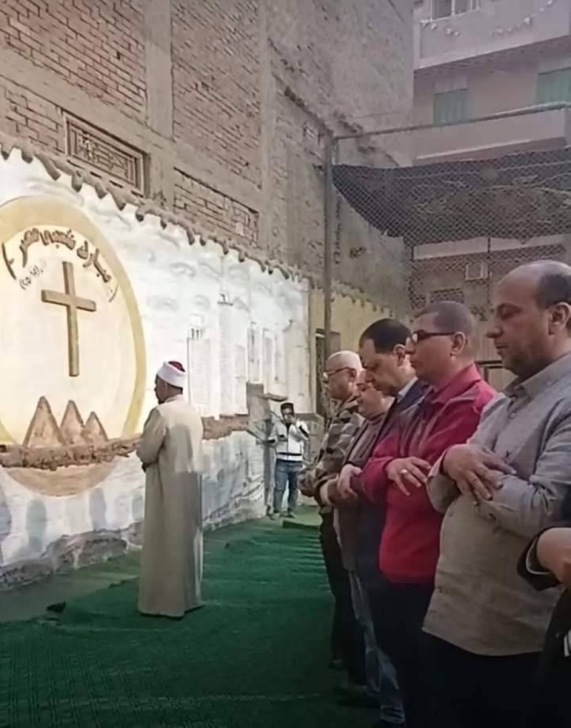 شاهد: إقامة صلاة المغرب داخل كنيسة بصعيد مصر