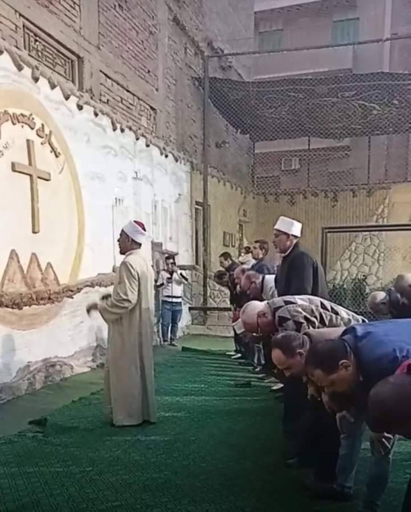 شاهد: إقامة صلاة المغرب داخل كنيسة بصعيد مصر