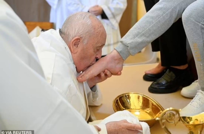 شاهد.. البابا يغسل ويقبل أقدام "سجينات" في روما بمناسبة خميس العهد