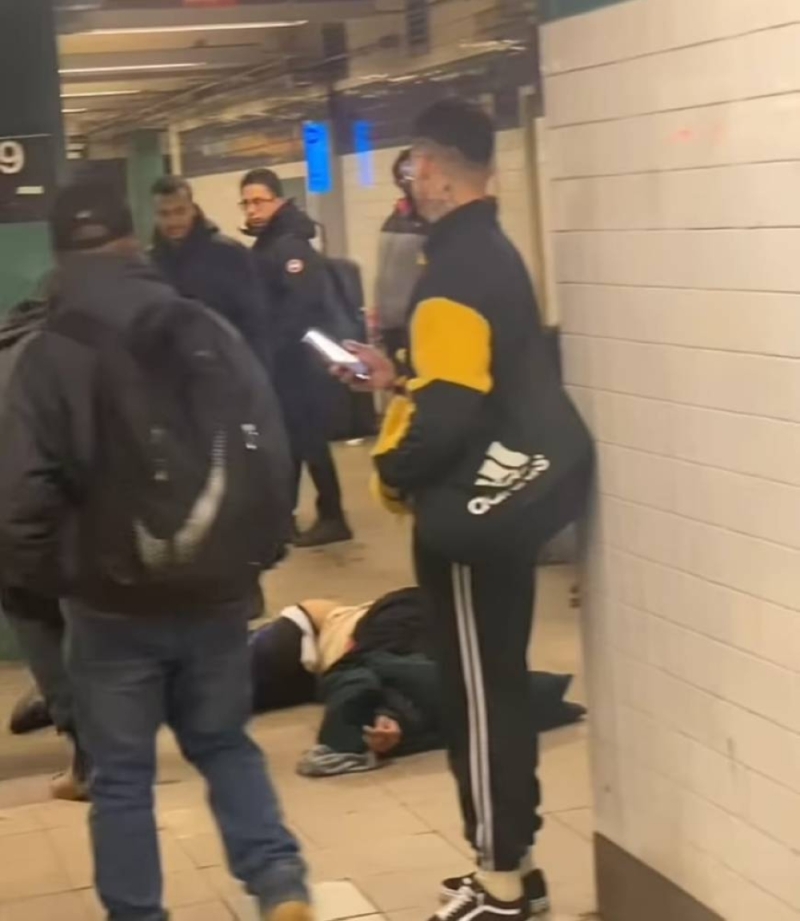 شاهد.. أمريكي يسحب راكبا فقد الوعي داخل مترو الأنفاق ويلقيه على الأرض في نيويورك