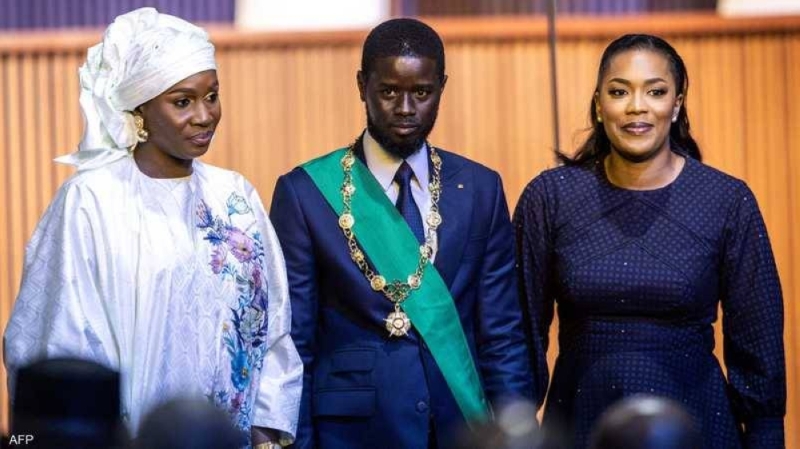 رئيس السنغال الجديد يؤدي اليمين بحضور زوجتيه