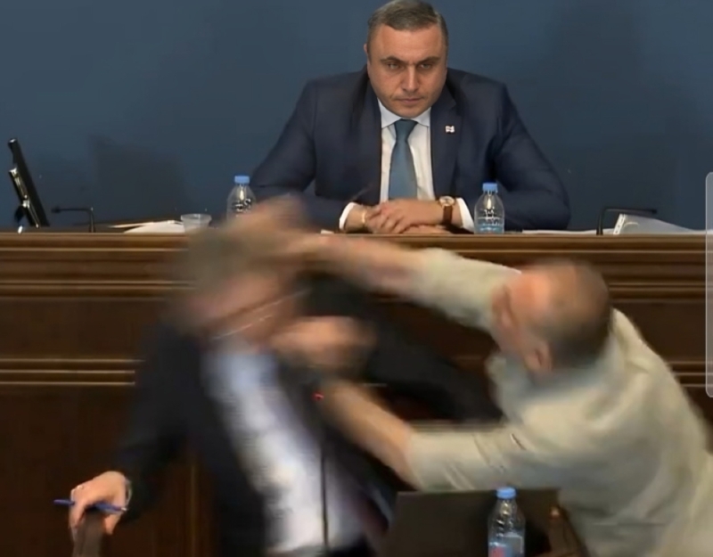 ‏"تحول لحلبة ملاكمة".. البرلمان الجورجي يشهد حالة فوضى بعد اعتداء أحد النواب على آخر بسبب اختلاف حول قانون _فيديو
