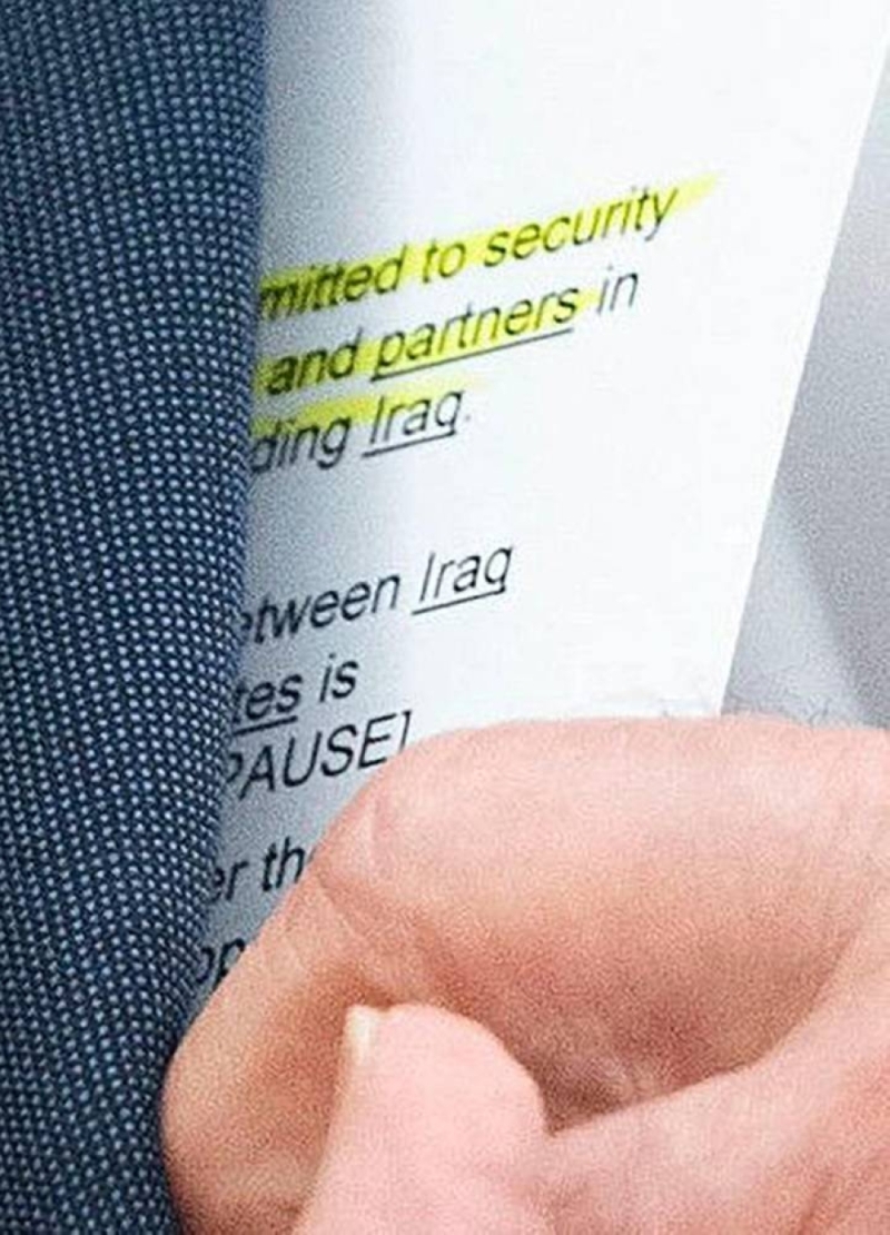 شاهد.. "بايدن" يحمل ورقة توجيهات خلال اجتماعه برئيس الوزراء العراقي والكاميرا تكشف محتواها