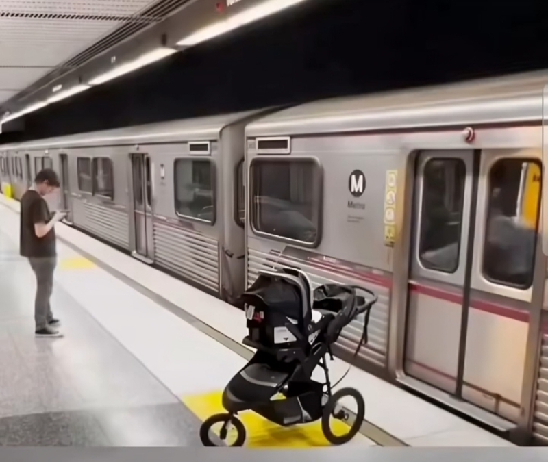 شاهد.. سيدة داخل محطة مترو أنفاق يغلق عليها باب القطار وتترك طفلها وحيدًا على الرصيف