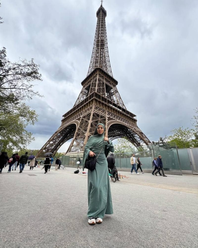 شاهد: مسن  فرنسي يبصق على فتاة مغربية محجبة ويلوذ بالفرار  قرب برج إيفل