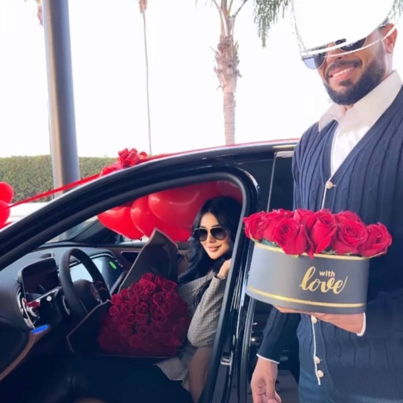 شاهد.. ثري سعودي يتزوج من فتاة مغربية حسناء ويقدم لها هدية سيارة مرسيدس