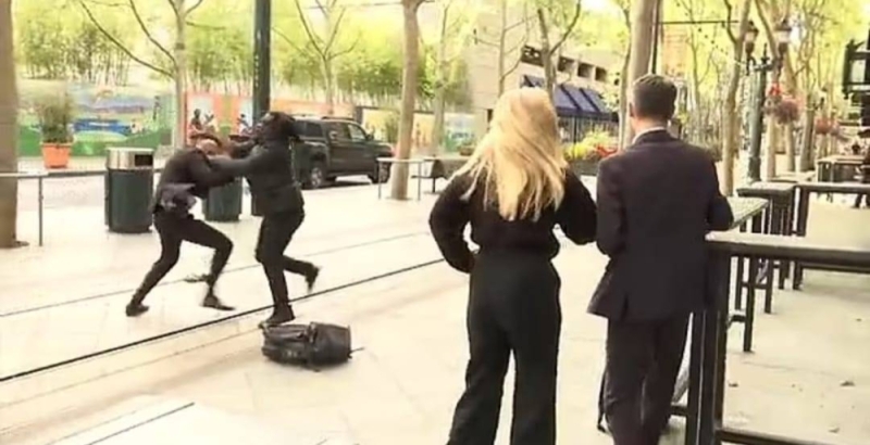 شاهد.. كاميرا  قناة تلفزيونية توثق معركة حامية بين شخصين بجانب مسؤول أمريكي أثناء مقابلة على الهواء في كاليفورنيا