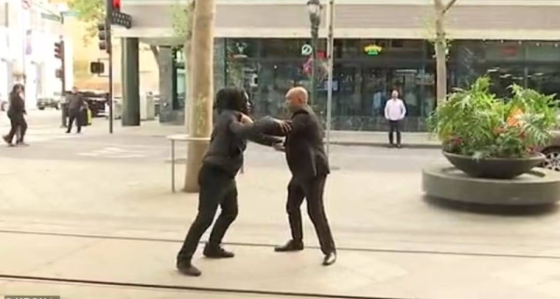 شاهد.. كاميرا  قناة تلفزيونية توثق معركة حامية بين شخصين بجانب مسؤول أمريكي أثناء مقابلة على الهواء في كاليفورنيا