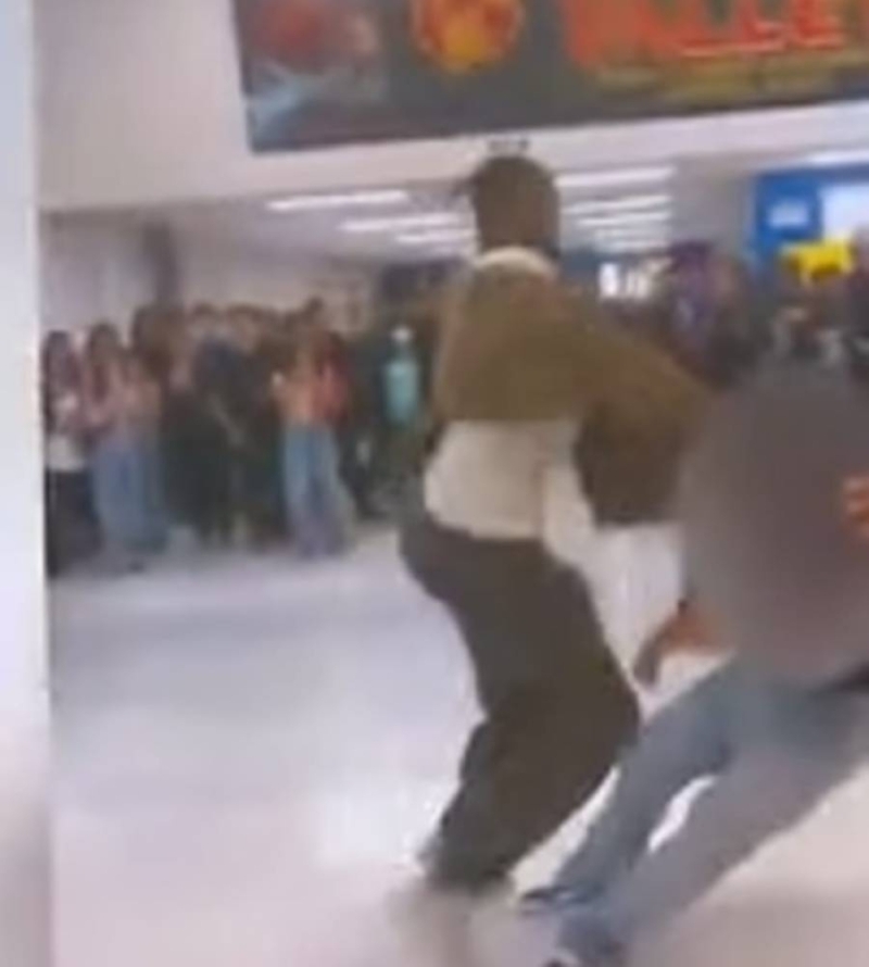 شاهد.. معلم من أصول إفريقية  يعتدي بالضرب على طالب بعدما  وصفه بإهانة عنصرية داخل مدرسة بأمريكا