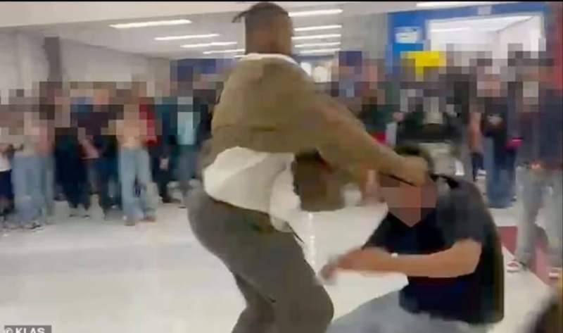 شاهد.. معلم من أصول إفريقية  يعتدي بالضرب على طالب بعدما  وصفه بإهانة عنصرية داخل مدرسة بأمريكا