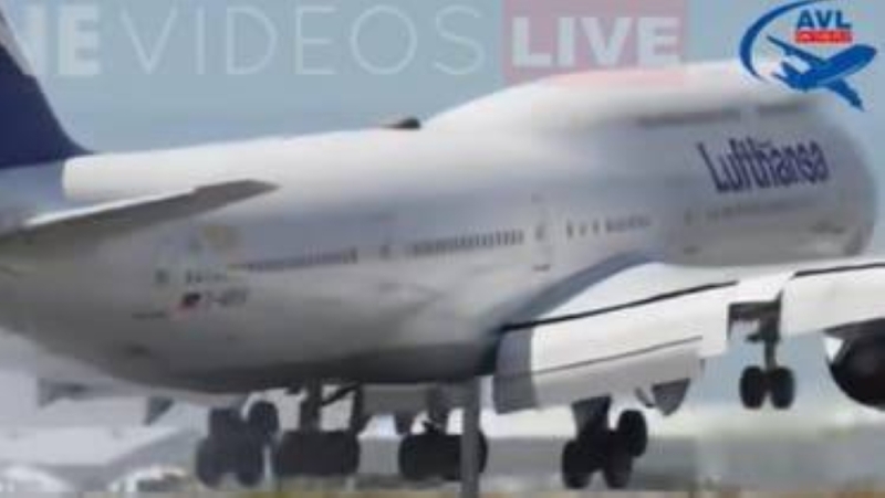 اصطدام طائرة "بوينغ" ضخمة بمدرج عند هبوطها _فيديو
