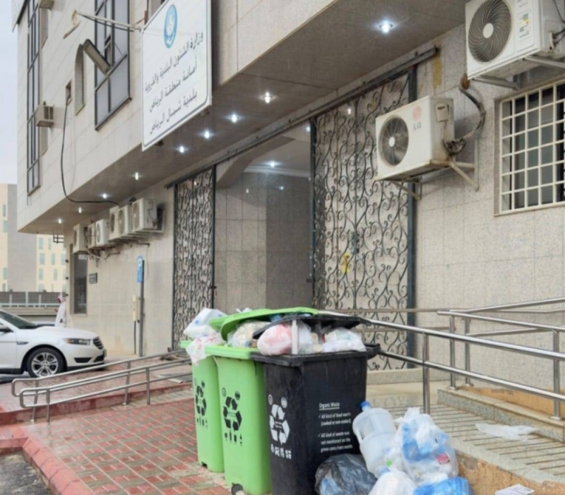 شاهد.. صورة متداولة لنفايات متراكمة وتشوه بصري أمام مقر "بلدية شمال الرياض" تفتح عليها وابل من الانتقادات