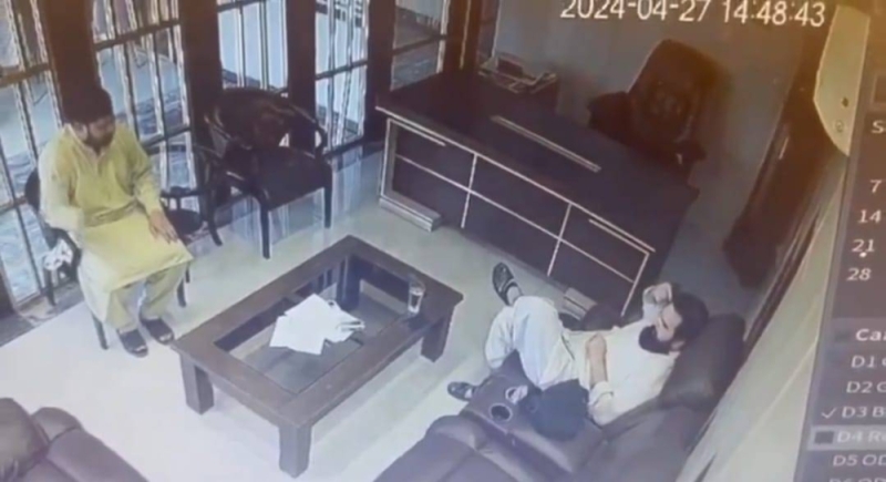 شاهد: كاميرا توثق لحظة انتحار رجل أعمال باكستاني داخل مكتبه في مدينة راولبندي الباكستانية