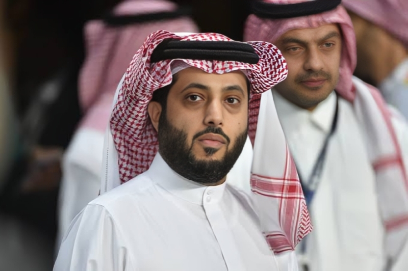 "أحسُّ فقدت أباً لي".. "تركي آل الشيخ" ينعي الأمير بدر بن عبدالمحسن