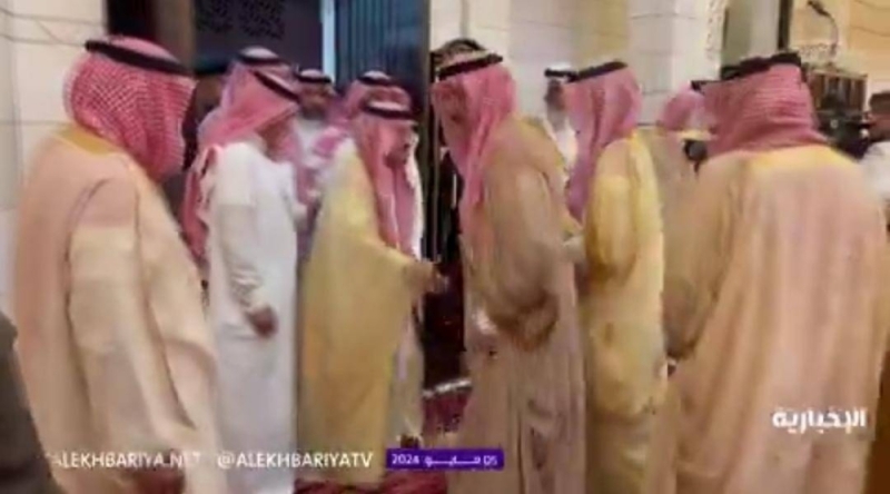شاهد.. أمير الرياض يستقبل المعزين في الأمير ‎بدر بن عبدالمحسن في جامع الإمام تركي
